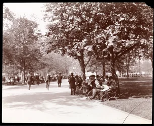 Hommes sur des bancs de parc à Union Square, New York, vers 1903